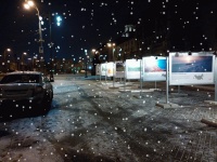 фотовыставка с использованием наших уличных стендов на фоне снегопада