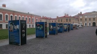 квадратные уличные стенды у монетного двора в Санкт-Петербурге