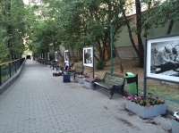 красивые аллеи Московского зоопарка после монтажа наших уличных информационных стендов