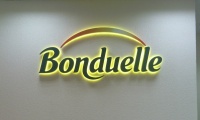 Бондюэлль - объемные буквы с подсветкой в фирменных цветах бренда - наша работа