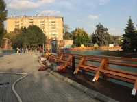 аккуратный монтаж уличных информационных стендов с цветочными газонами в Московском Зоопарке