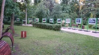 Уличные информационные стенды в ГЕО парке Сокольники гармонируют на фоне зеленой природы