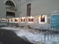 уличные информационные стенды с дверцами во дворе Музея Москвы
