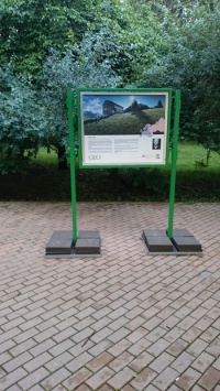 красивый уличный информационный стенд о истории ГЕО парка. каркас выкрашен в зеленый цвет