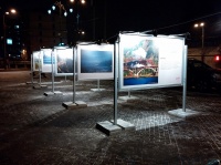 стенды для фото выставки РЖД в ночное время с работающей подсветкой