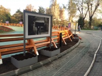 подготовка газонов уличных информационных стендов в Московском Зоопарке к посадке летних цветов