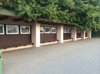 уличные информационные стенды на стенах зоны отдыха Московского Зоопарка