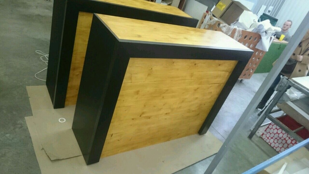Разборный стол-премиум из дерева, торговая мебель от компании Эксповизаж.jpg